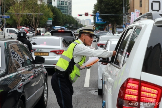 [사진]경찰, 전좌석 안전띠 홍보