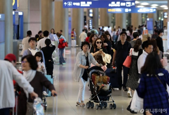 【인천공항=뉴시스】박주성 기자 = 추석 연휴 마지막 날인 26일 오후 인천국제공항 제1터미널 입국장으로 여행객들이 귀국하고 있다.    인천국제공항공사는 추석 연휴 최대인 118만여 명의 여행객이 인천공항을 이용하고, 금일 11만여 명이 귀국할 것으로 예상했다. 2018.09.26.   park7691@newsis.com  &lt;저작권자ⓒ 공감언론 뉴시스통신사. 무단전재-재배포 금지.&gt;