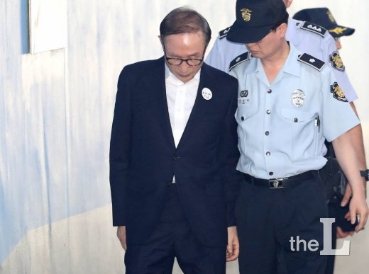 건강 문제를 이유로 법정 출석을 거부했던 이명박 전 대통령이 4일 오전 서초동 서울중앙지법에서 열리는 3차 공판에 출석하고 있다.