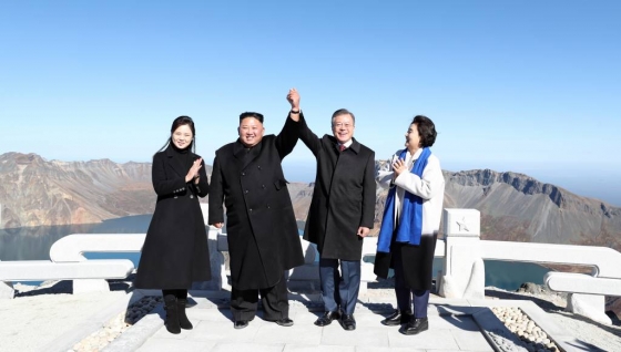 문재인 대통령과 김정은 위원장이 노벨 평화상을 수상할 수 있을지에 대해 관심이 드높다. /사진=평양사진공동취재단