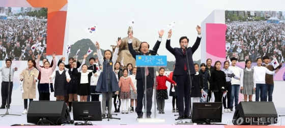 [사진]제572돌 한글날 경축식 '만세삼창'