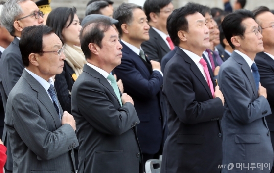 [사진]한글날 경축식 국민의례하는 각 당 대표들