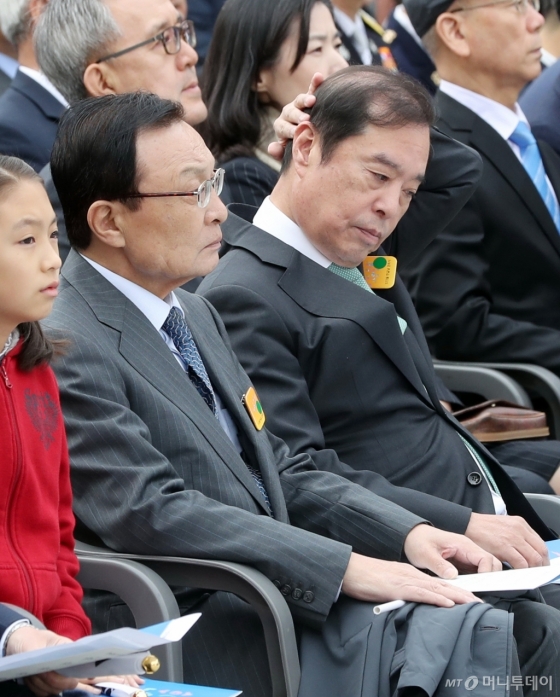 [사진]이해찬-김병준, '나란히 앉았지만...'