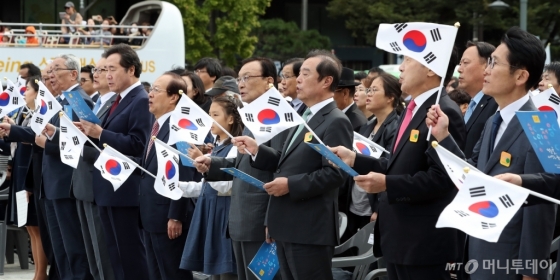 [사진]한글날 노래 부르는 참석자들