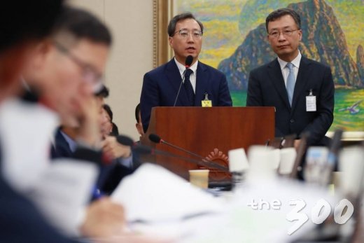 윤호영 카카오뱅크 공동대표(왼쪽), 심성훈 케이뱅크 은행장이 지난해 10월16일 오후 서울 여의도 국회에서 열린 정무위원회의 금융위원회 국정감사에 출석해 의원들의 질의에 답하고 있다. /사진=이동훈 기자