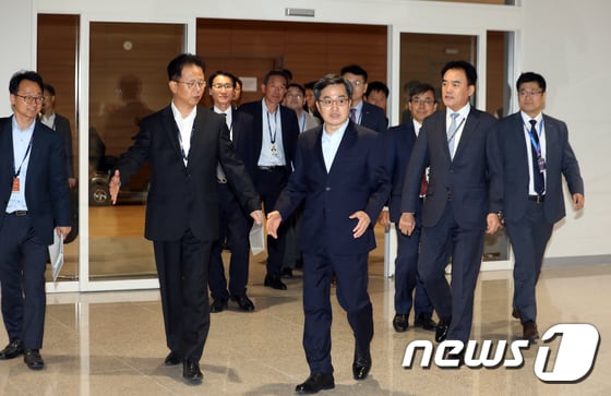 [사진]인천공항 입국장 면세점 후보지 찾은 김동연 경제부총리