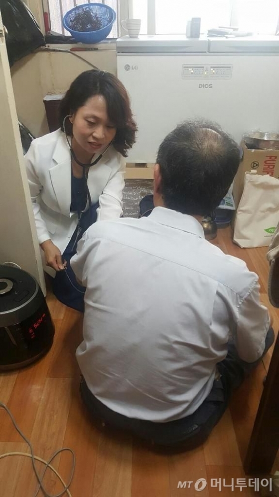 방문간호사들이 65세 도래 어르신을 방문해 건강을 체크하고 있다. 사진제공=서울시