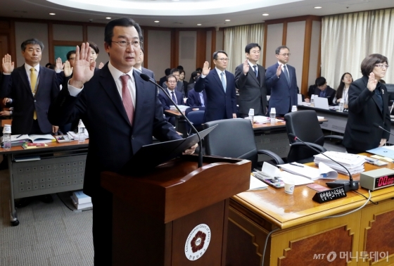 [사진]국감 선서하는 김헌정 사무처장