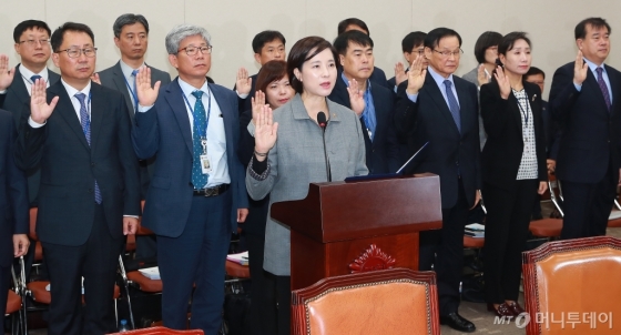 [사진]교육부 국정감사 출석한 유은혜 장관