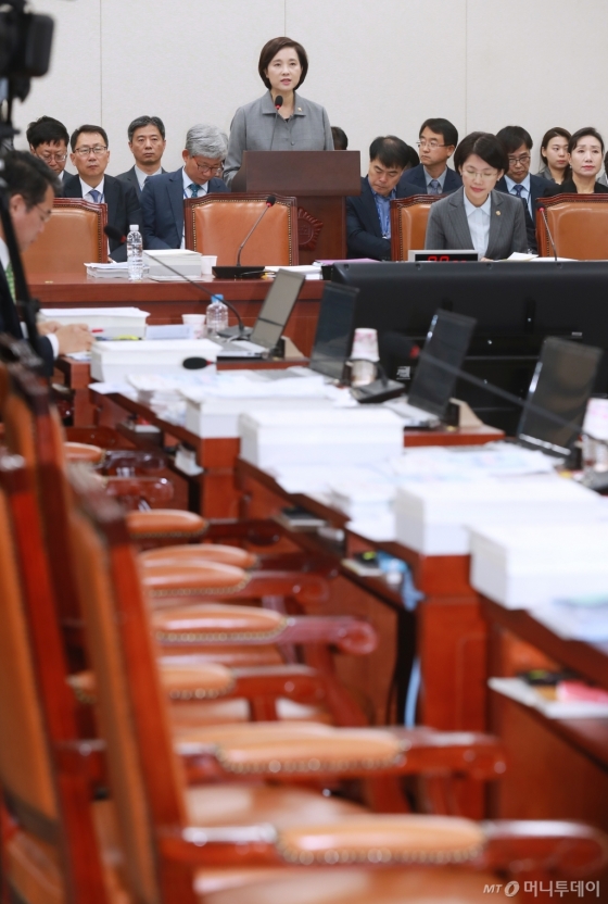 [사진]자유한국당 퇴장 속 인사말하는 유은혜 장관