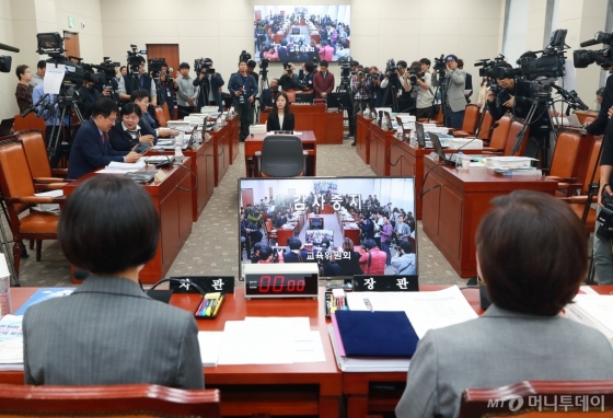 [사진]자유한국당 퇴장으로 중단된 교육부 국감