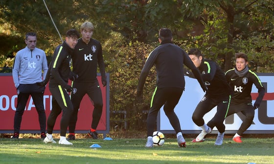 한국축구국가대표팀 선수들이 11일 오후 경기도 파주트레이닝센터(NFC)에서 우루과이와의 평가전을 앞두고 공개훈련을 하고 있다.  벤투 감독이 이끄는 한국축구대표팀은 12일 저녁8시 서울월드컵경기장에서 우루과이와 평가전을 갖는다. /사진=뉴스1