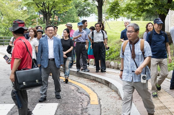  경술국치일인 지난 8월 29일 서울 남산 예장자락 속 한국통감관저터에서 독립유공자 후손 및 시민들이 국치길 역사탐방을 하고 있다.  서울시는 108년 전 병탄조약이 공포된 경술국치일을 기억하기 위해 2015년부터 4년 째 국치의 현장을 함께 걷는 역사탐방 행사를 이어오고 있다. / 사진 = 뉴스1