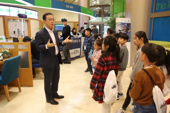 12일 ‘슈퍼 히어로의 하루’ 행사에 참석한 SC제일은행 임직원 자녀들이 SC제일은행 본점 영업부 객장을 견학하고 있다. / 사진제공=SC제일은행