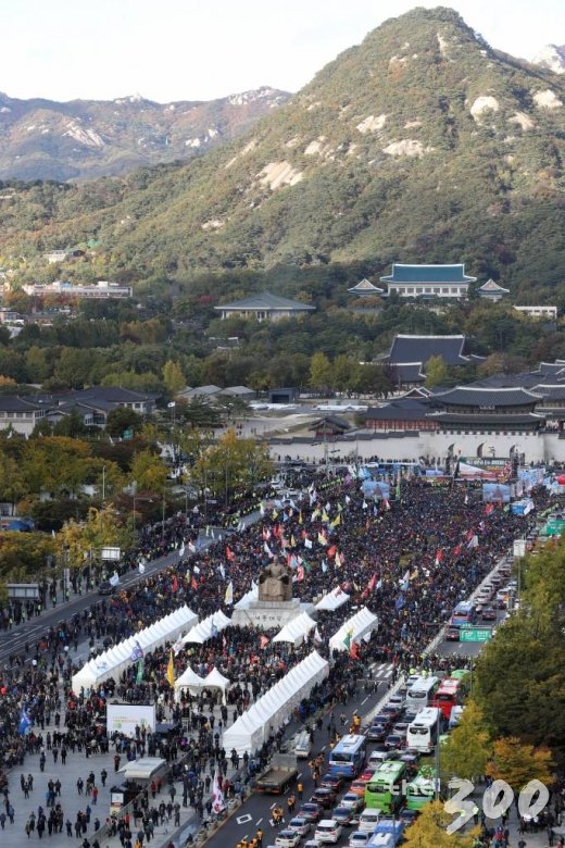 카카오의 카풀 서비스에 반대하는 전국 택시 산업 종사자들이 18일 오후 서울 광화문광장에서 열린 &#39;택시업계 생존권 사수 결의대회&#39;에서 구호를 외치고 있다./사진=이기범 기자