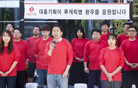 19일 이갑 대홍기획 대표와 임직원들이 루게릭병 환우를 돕는 ‘아이스버킷 챌린지’에 동참했다. / 사진제공=대홍기획