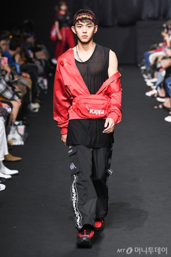 참스(CHARM'S) 2019 S/S 컬렉션에 선 그룹 NCT 루카스/사진=2019 S/S 헤라 서울패션위크