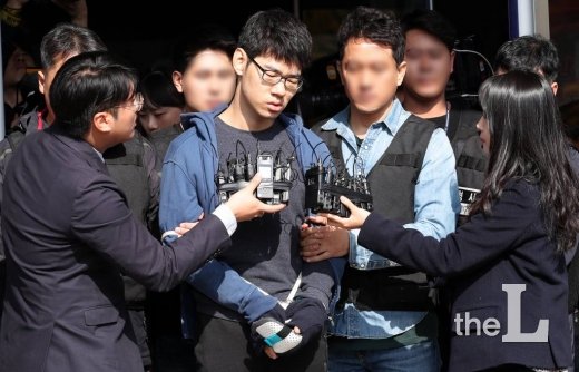  강서구 PC방에서 아르바이트생을 살해한 혐의를 받고있는 김성수(29)가 22일 오전 공주 치료감호소로 가기위해 서울 양천경찰서를 나서고 있다.