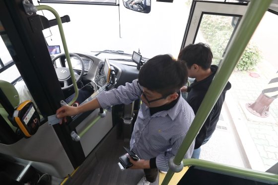 22일 오후 울산시 동구 일대에서 전국 최초로 시내버스 노선에 투입된 124번 수소전기버스에 시민들이 탑승하고 있다./사진=이기범 기자(울산)