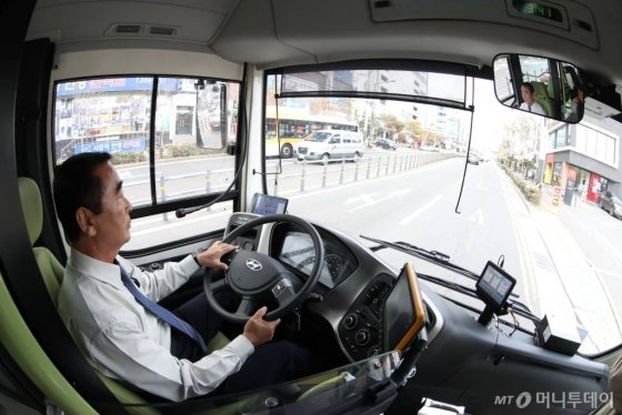 22일 오후 울산시 동구 일대에서 전국 최초로 시내버스 노선에 투입된 124번 수소전기버스가 운행을 하고 있다. /사진=이기범 기자
