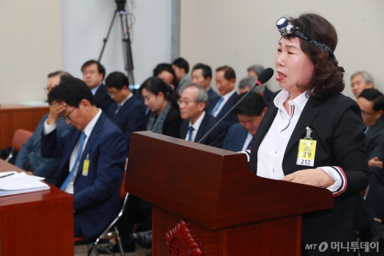 [사진]렌턴 쓰고 답변하는 김용임 한유총 대외협력부장