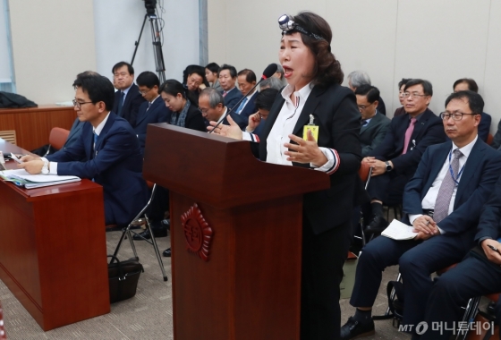 [사진]김용임 한유총 대외협력부장 '렌턴 쓰고, 눈물 짜고'