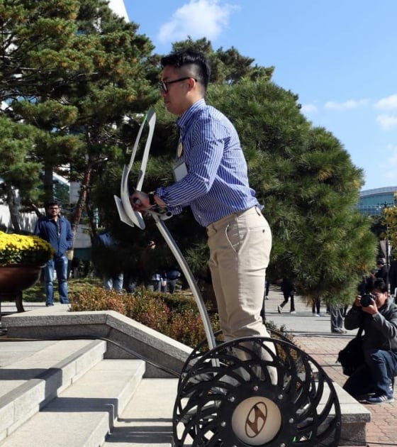 계단 오르는 바퀴 보셨나요?'…생기발랄 아이디어 축제 - 머니투데이 계단 오르는 바퀴 보셨나요?'…생기발랄 아이디어 축제 - 머니투데이