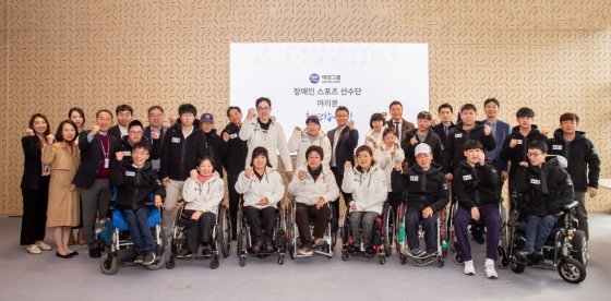 7일 출범한 애경그룹 장애인 스포츠선수단이 서울 마포구 애경타워 신사옥에서 기념촬영을 하는 모습/사진제공=애경그룹