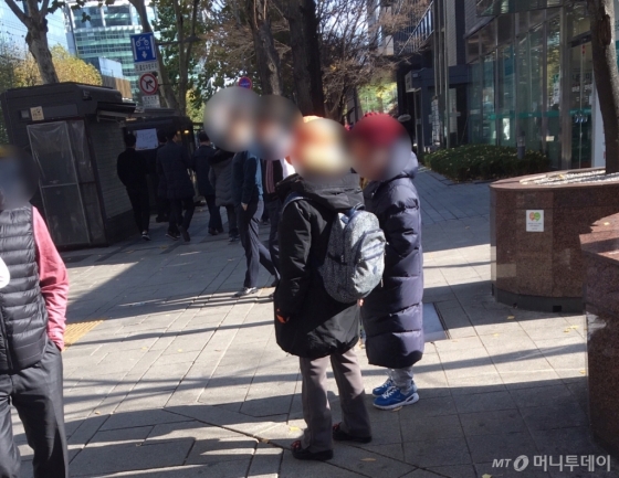 거절당하는 게 일상이 되버린 전단지 나눠주는 아주머니들. 거절을 수없이 당하면서 느낀 건 거절을 하는 것도 '예의'가 필요하다는 것이었다. 보험 영업 전화는 보통 "바쁘다"며 확 끊었는데, 거절을 당해본 이후엔 "제가 들어놓은 보험이 많아서 죄송하다"고 설명을 했다. 더 부드럽게 거절할 수 있었다./사진=남형도 기자