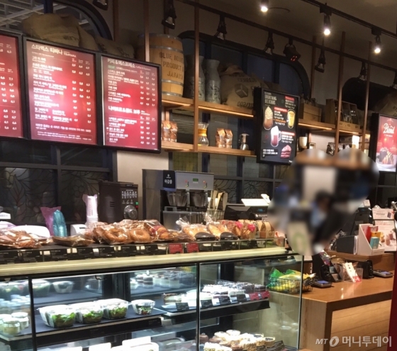 스타OO 카페에 가서 "커피를 리필해 줄 수 있느냐"고 공손하게 부탁했다가 거절당했다. 어이 없는 손님이라 여겼을 것이다. 거절 이유를 물어봤더니, "사이즈 별로 가격이 다르기 때문에 리필이 어렵다"고 했다. 이유를 들으니 덜 민망했다. 거절에도 예의가 있었다./사진=남형도 기자<br>