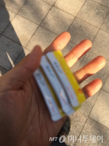 길거리서 '비타민 10개 나눠주기' 프로젝트. 첫번째는 "됐다, 괜찮다"며 보기 좋게 거절당했고, 두번째도 마찬가지였다. 세번째부터는 거절당하지 않을 방법을 고민하게 됐다. "고생하신다", "비타민을 많이 샀다", "직장인들에게 나눠주고 있다" 등 이유를 대며 줬다. 그랬더니 받기 시작했다. 1시간 만에 10포를 다 나눠줬다. 쉽지 않았지만, 거절당할 수록 단단해졌다. 그리고 조금씩 나아졌다./사진=남형도 기자 오른손