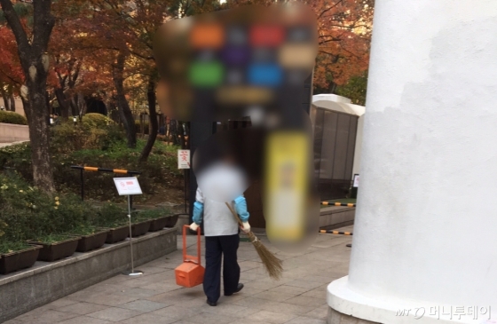 추운 날씨에 낙엽을 쓰느라 분주했던 빌딩 미화원 분께 비타민 하나를 드렸다. "고생이 많으신 분들께 드리고 있습니다"라고 했더니, "감사하다"며 활짝 웃었다. 생전 처음 느끼는 기분이었다. 거절이 두려웠다면 못 느꼈을 것이다./사진=남형도 기자