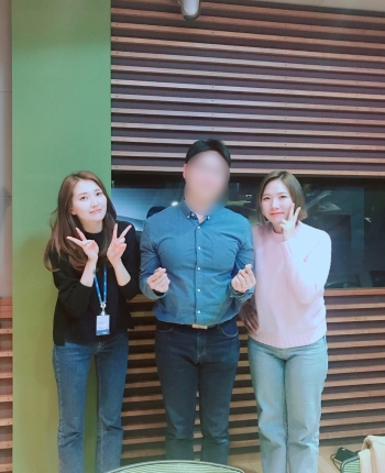 MBC라디오 '푸른밤, 옥상달빛'에서 '사랑해 체험'을 진행했다. 정말 말하기 힘든 상대에게, 사랑한다고 고백하는 시간이었다. 방송을 마친 뒤, 어색하게 사진을 찍었다. 옥상달빛 두 분은 잘 나왔는데, 나만 두 턱에 못 나와서 블러 처리를 했다./사진=MBC 푸른밤 이상은 작가