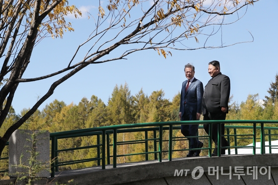  문재인 대통령이 20일 삼지연초대소를 방문해 김정은 국무위원장과 산책을 하며 대화하고 있다. 2018.9.20/뉴스1  <저작권자 © 뉴스1코리아, 무단전재 및 재배포 금지>