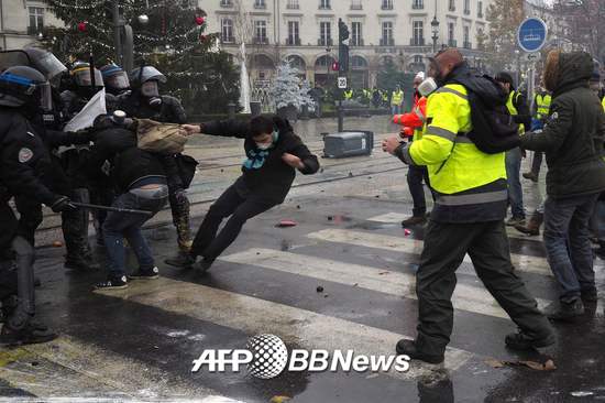 지난 1일 프랑스 투르에서 벌어진 '노란 조끼' 시위의 한 장면. /AFPBBNews=뉴스1