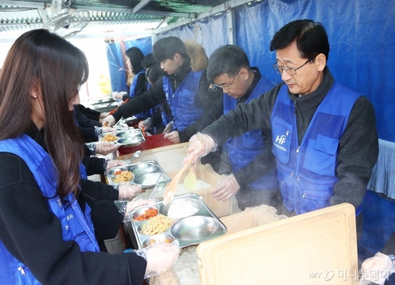 한국주택금융공사는 6일 부산시 동구 부산진역 무료급식소에서 무료급식 나눔 봉사활동을 펼쳤다. 이정환 주택금융공사 사장(오른쪽 첫번째)과 보금자리봉사단이 무료급식 봉사활동을 하고 있다. /사진제공=주택금융공사