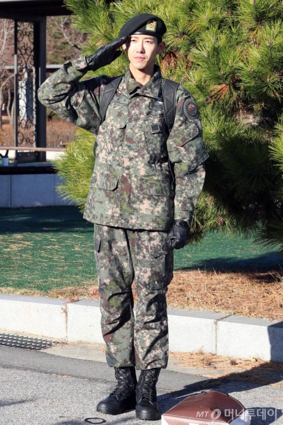 그룹 제국의 아이들 멤버 출신 방송인 광희가 21개월간의 군복무를 마치고 7일 오전 서울 동작구 현충원에서 전역식을 마치고 팬들과 취재진에게 인사를 하고 있다./사진=머니투데이DB