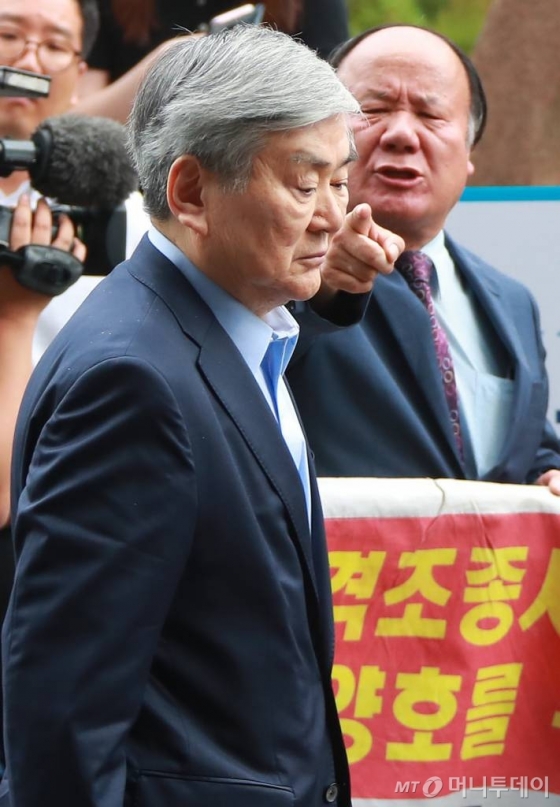 수백억원대 상속세 탈루 등 비리 의혹을 받고 있는 조양호 한진그룹 회장이 28일 오전 서울 양천구 서울남부지검에 피의자 신분으로 출석하고 있다. /사진=이동훈 기자