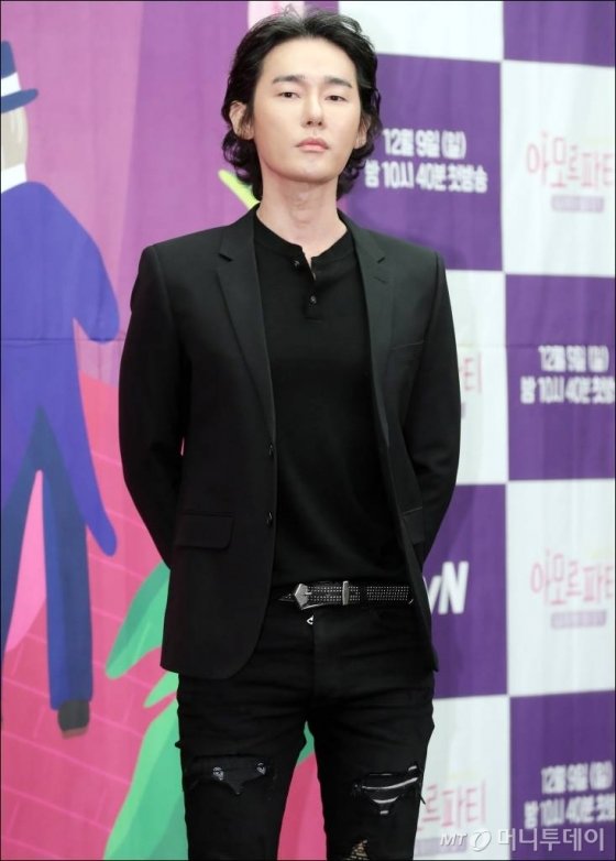 작가 허지웅이 서울 마포구 상암동 스탠포드호텔에서 진행된 tvN '아모르파티' 제작발표회에 참석해 포즈를 취하고 있다. /사진=머니투데이DB