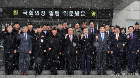 [사진]해군2함대 방문한 문희상 국회의장