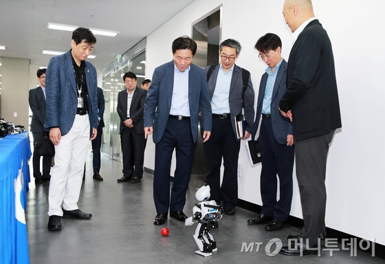  성윤모 산업통상자원부 장관이 취임 후 첫 행보로 22일 오전 서울 마곡산업단지 로봇 제조 중소기업인 로보티즈를 방문해 교육용로봇 시연을 보고 있다.(산업통상자원부 제공)2018.9.22/사진=뉴스1 