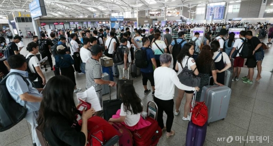 인천국제공항 제1여객터미널에서 해외로 출국하려는 여행객들. 기사내용과 무관./사진=머니투데이 DB