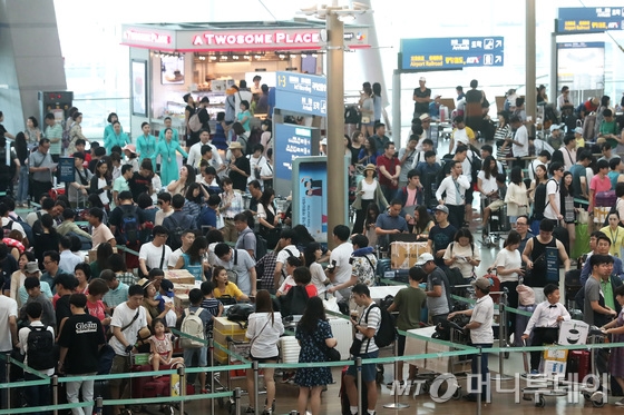  본격적인 여름 휴가철을 맞아 29일 인천국제공항 제1여객터미널이 해외로 출국하려는 여행객들로 붐비고 있다. 인천국제공항공사는 이날 여름 성수기(7월 21일~8월 19일) 중 이용객이 가장 많은 날로 11만 5,746명이 이용할 것으로 예상된다고 밝혔다. 2018.7.29/뉴스1  <저작권자 © 뉴스1코리아, 무단전재 및 재배포 금지>