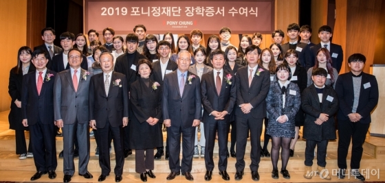 18일 삼성동 아이파크타워에서 열린 2019 포니정재단 장학증서 수여식에서 참가자들이 기념촬영을 하고 있다. 앞줄 왼쪽부터 공병호 공병호경영연구소 소장, 주선회 주선회법률사무소 대표변호사, 이양섭 엠에스오토텍 회장, 고(故) 정세영 현대산업개발 명예회장의 부인 박영자 여사, 김철수 포니정재단 이사장, 정몽규 HDC 회장, 류용호 김&장 법률사무소 변호사. /사진제공=HDC그룹