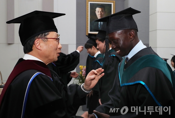  고 이태석 신부의 추천으로 남수단 톤즈에서 한국으로 유학 온 토마스 타반 아콧씨가 15일 오후 부산 인제대학교 부산캠퍼스 의과대학에서 열린 '히포크라테스 선서식 및 동창회 입회식'에 참석해 이종태 인제대 의과대학장과 대화를 나누고 있다. 2018.1.15/뉴스1 &lt;저작권자 &copy; 뉴스1코리아, 무단전재 및 재배포 금지&gt;