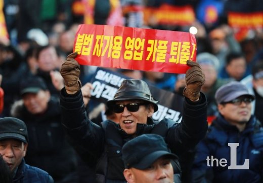 '카카오 카풀' 서비스 시행에 반대하는 전국 택시업계 노동자들이 20일 오후 서울 여의도 국회의사당 앞에서 총파업 집회를 하고 있다. / 사진=이동훈 기자