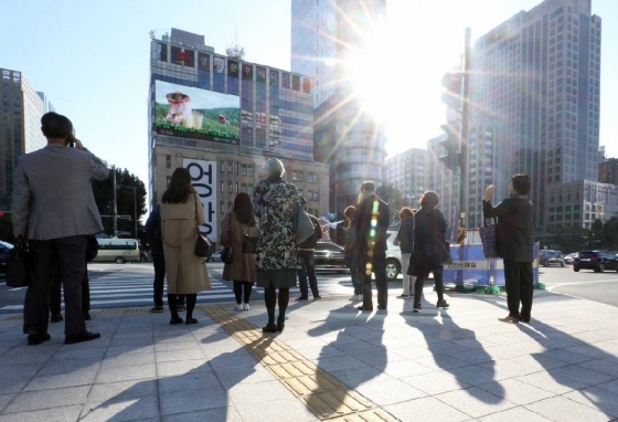 광화문 사거리에서 신호를 기다리는 시민들, 오가는 사람들의 평범한 일상 이야길 들어보고 싶었다. 어떤 한해를 보냈는 지, 올해 마지막 길목에서./사진=뉴스1