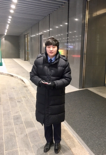 두 달 뒤, 아들이 태어나면 최정민씨(30)는 어엿한 아버지가 된다. 추워도 "괜찮다"고 얘기하는 그는 이미 듬직한 모습이었다./사진=남형도 기자