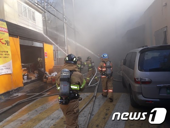 28일 낮 12시 59분쯤 부산 사상구 삼락동의 한 금속제품 가공공장에서 불이 나 40여분만에 진화됐다. 소방대원들이 불길을 진화하기 위해 현장으로 진입하고 있다./사진제공=부산지방경찰청