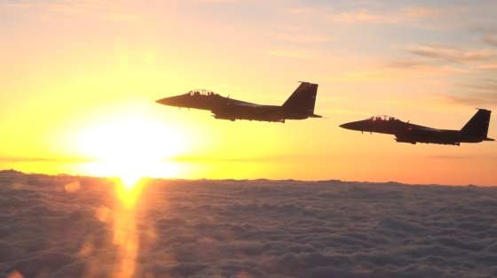 대한민국공군 소속 F-15K 편대가 2019년 새해맞이 비행을 하며 동해상에서 떠오르는 일출을 맞이하고 있다.(사진제공 = 대한민국공군)